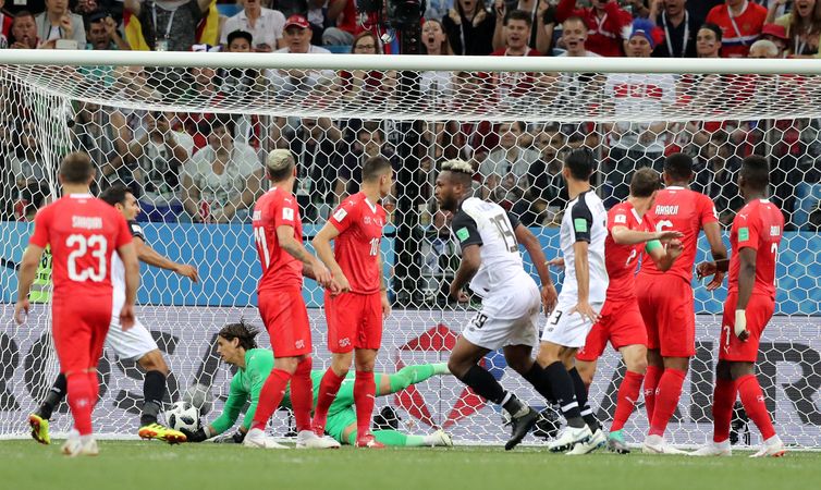 Copa 2018: Suíça e Costa Rica. Kendall Waston, Costa Rica, marca o primeiro gol da equipe.
