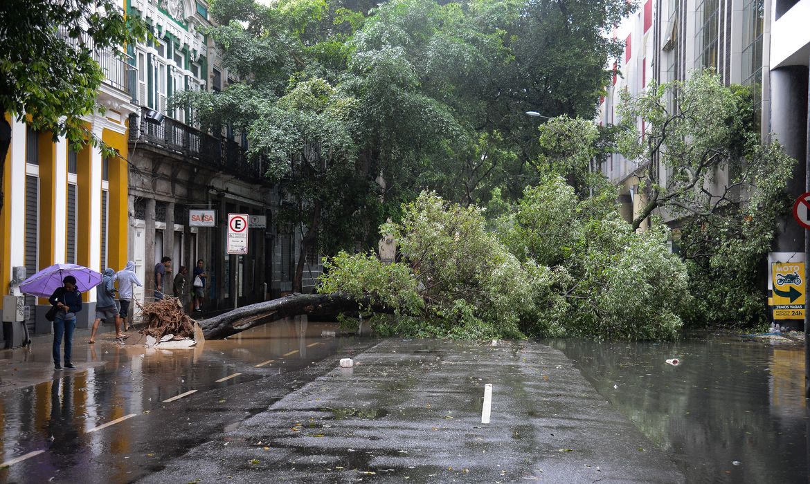  Fortes chuvas e ventos causam transtornos no centro do Rio de Janeiro. A cidade entrou em Estágio de Atenção às 11h50 devido à chuva. 