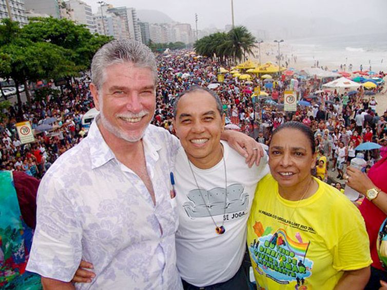 Rio de Janeiro (RJ), 14/11/2025 – John MacCarthy (esquerda), Jorge Caê Rodrigues e Gilza, na Parada LGBTI+ do Rio em 2009  Foto: Jorge Caê Rodrigues/Arquivo Pessoal