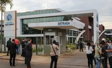 Brasília (DF) 29/09/2023 - Jornalistas  na frente do hospital Sírio-Libanês onde presidente Luiz Inácio Lula da Silva, está internado nesta manhã desta sexta-feira (29), em Brasília, para ser submetido a uma cirurgia no lado direito do quadril, em razão de uma artrose na cabeça do fêmur, que é um desgaste na cartilagem que reveste as articulações, o que causa dores e até limitações de movimento.
Foto: Fabio Rodrigues-Pozzebom/Agência Brasil 