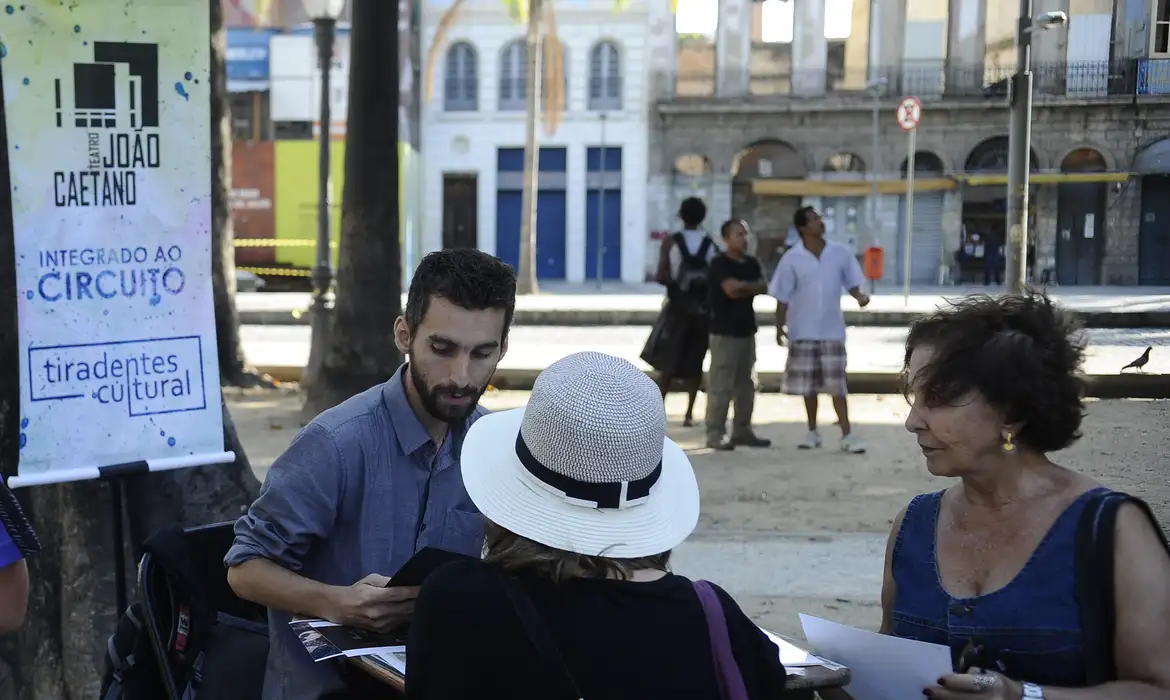 Exposições, feiras, apresentações musicais e teatrais são algumas das atividades oferecidas no Circuito Tiradentes Cultural que ocorre em torno da Praça Tiradentes, no centro do Rio (Fernando Frazão/Agência Brasil)