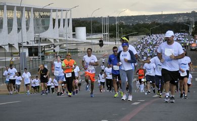 Brasília - Corrida e Caminhada pela Água, na Esplanada dos Ministérios. O evento faz parte da programação do 8º Fórum Mundial da Água (Marcello Casal Jr/Agência Brasil)