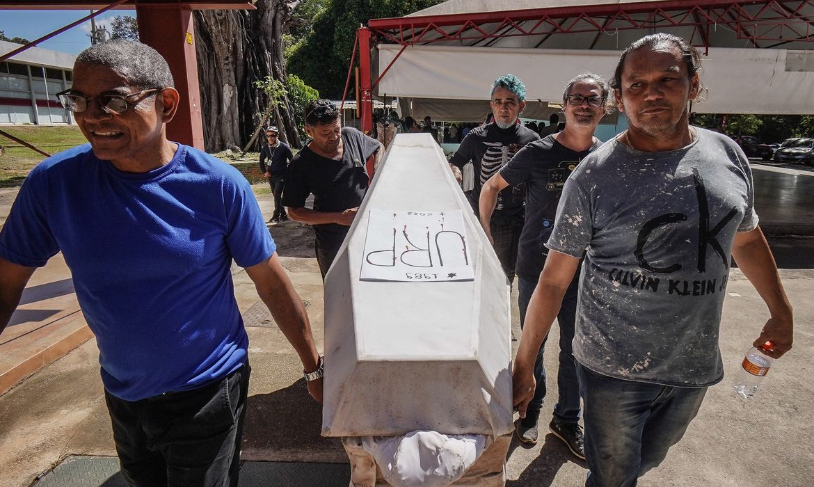 Brasília - 25/05/2023 - Servidores carregam caixão com as siglas URP, durante protesto da UNB. Foto: Rafa Neddermeyer/ Agência Brasil