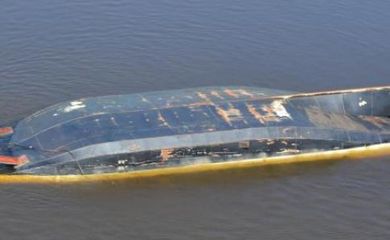 Navio naufraga no rio Paraguai em MS