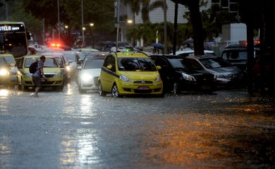 Rio de Janeiro - Pedestres atravessam alagamento na Avenida Henrique Valadares, região central, durante temporal com forte chuva e vento que deixou a cidade em estágio de atenção  (Fernando Frazão/Agência Brasil)