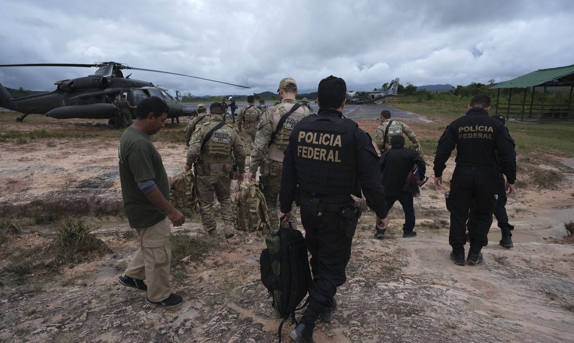 Surucucu (RR), 10/02/2023 - Equipe da Polícia Federal embarca para investigação de mortes no território Yanomami com apoio do Exército, Funai e Força Nacional, em Surucucu. Foto: Fernando Frazão/Agência Brasil