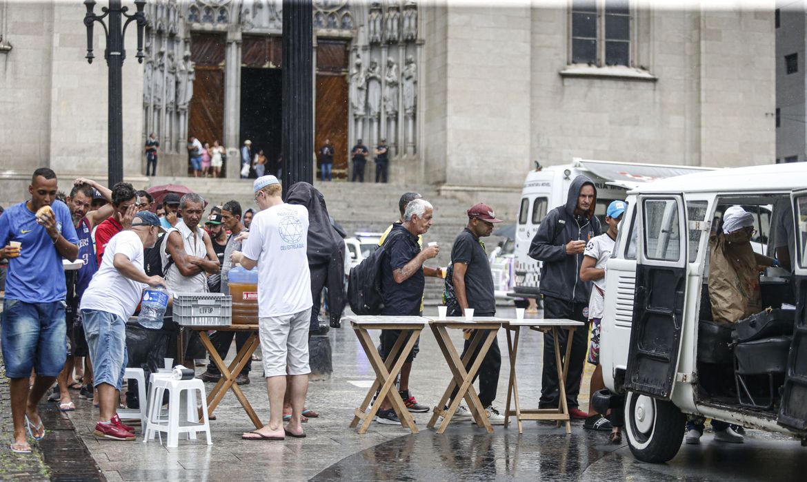 São Paulo (SP) 21/02/2024 - Estudo da UFMG mostra aumento do número de moradores de rua na capital. Moradores de rua recebem comida na Sé em SP.
Foto: Paulo Pinto/Agência Brasil
