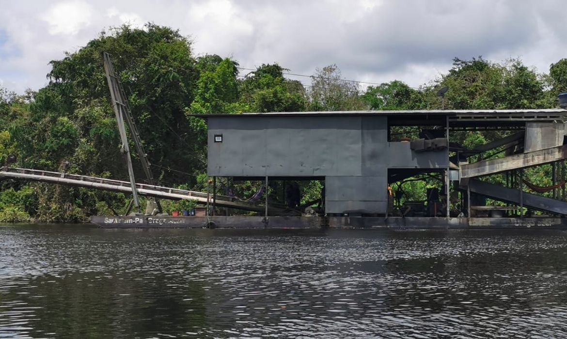 balsa de garimpeiros apreendida no território indígena Xipaia 