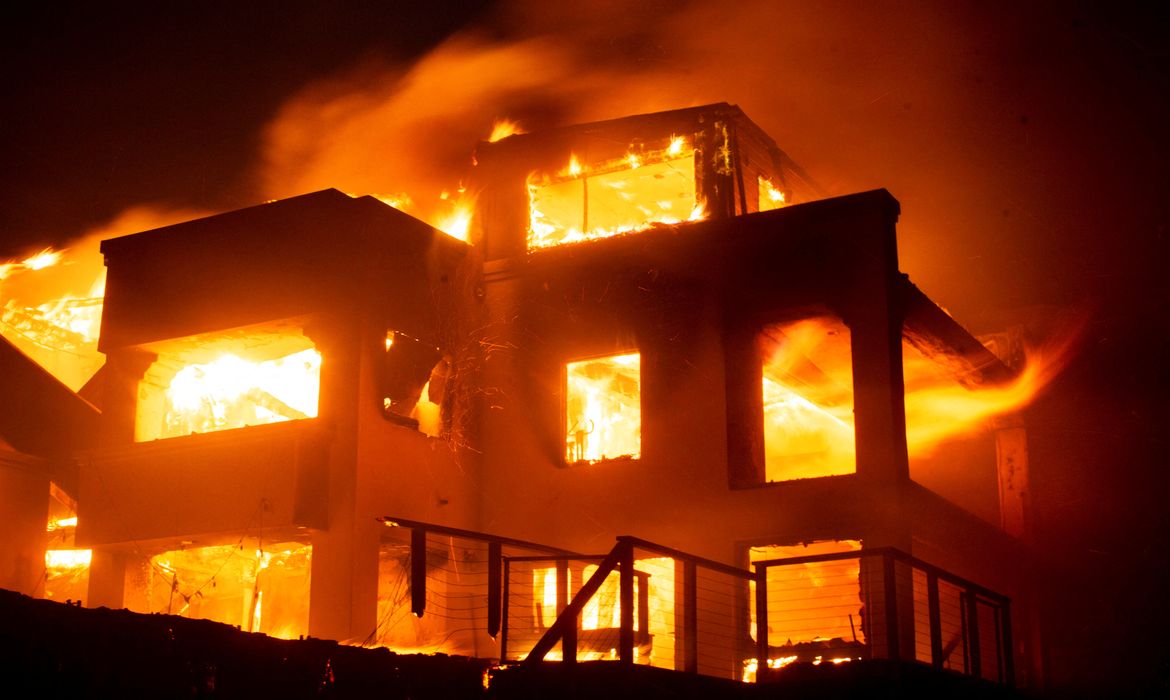 Chamas consomem estrutura em meio a incêndios gigantescos em Los Angeles
08/01/2025 REUTERS/Ringo Chiu