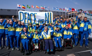 Delegação paralímpica da Ucrânia faz protesto pela paz durante Paralimpíada de Inverno de Pequim