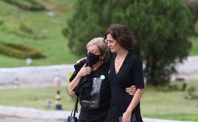 Alessandra Sampaio, mulher do correspondente e sua mãe, Maria Lúcia Farias Sampaio, chegam ao funeral do jornalista inglês Don Phillips, no Cemitério Parque da Colina, em Niterói.