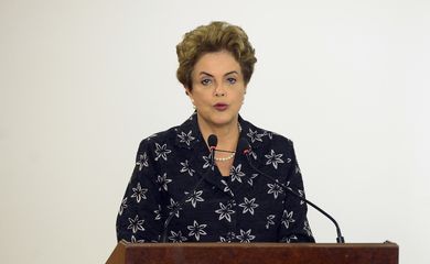 Brasília - A presidenta Dilma Rousseff participa da solenidade de assinatura de contratos de patrocínio de futebol (José Cruz/Agência Brasil) 