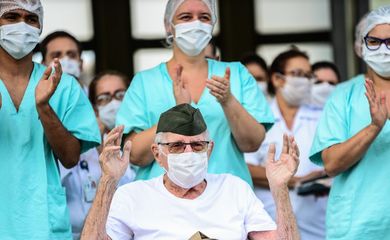 Ermando Piveta, de 99 anos, recebe alta após ser curado de covid-19