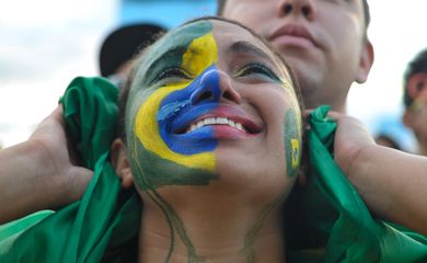 Torcedores brasileiros sofrem ao assistirem ao jogo do Brasil contra a Alemanha no Fifa Fan Fest, no Taguaparque, em Taguatinga - DF (Antonio Cruz/Agência Brasil