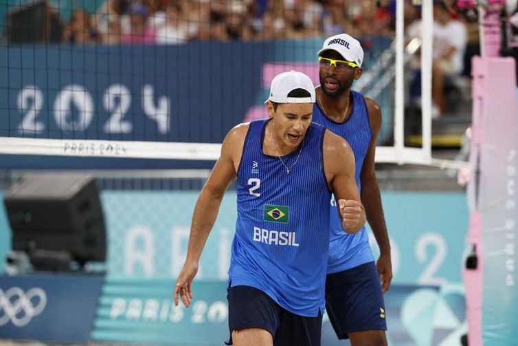 Paris 2024 Olympics - Beach Volleyball - Men's Preliminary Phase - Pool E - Brazil vs Canada (Evandro/Arthur vs Schachter/Dearing) - Eiffel Tower Stadium, Paris, France - July 31, 2024. Arthur Diego Mariano Lanci of Brazil gestures during the match. REUTERS/Louisa Gouliamaki