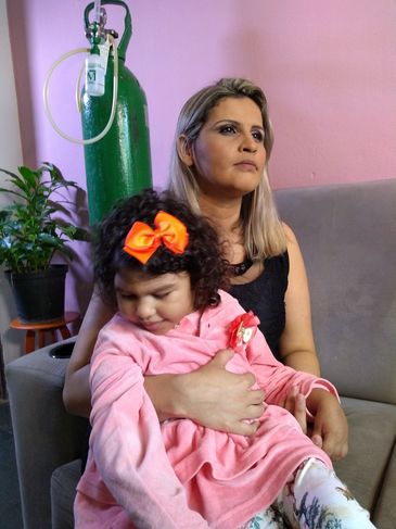 Júlia Lopes, mãe da Yasmin, de 3 anos, fala sobre a experiência dela com a filha e com grupo “Mães de Anjos Unidas”, que apoia mães de crianças com microcefalia