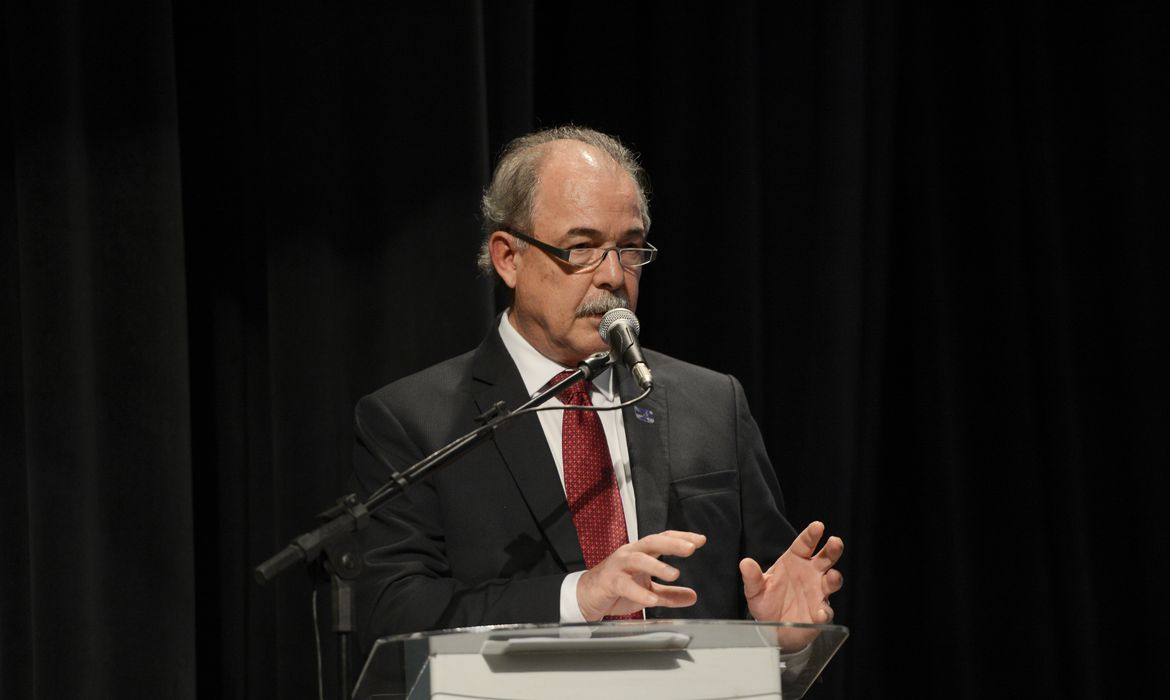 O presidente do Banco Nacional de Desenvolvimento Econômico e Social (BNDES), Aloizio Mercadante, discursa em sua posse, no Rio de Janeiro