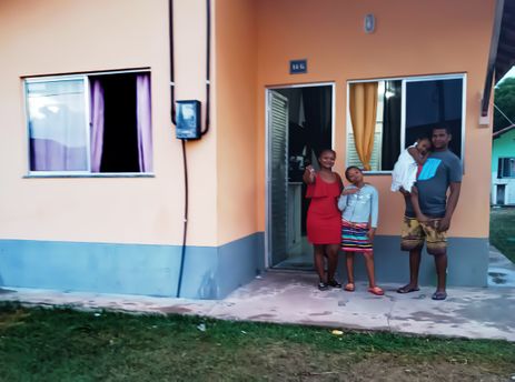 A diarista, Ariandra Machado Aires, de 25 anos, com sua família em sua casa pelo programa Minha Casa, Minha Vida, do Governo Federal. Foto: Arquivo Pessoal