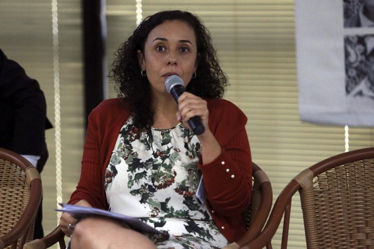 A diretora da Fiocruz Brasília, Fabiana Damásio,  participa da roda de conversa Morar em Liberdade: 15 anos do Programa de Volta para Casa, no Memorial do MPF.