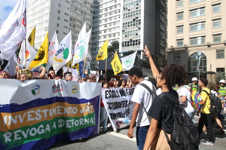 São Paulo(SP), 19/04/2023 - Estudantes participam do 2º Ato pela Revogação do Novo Ensino Médio na Avenida Paulista.