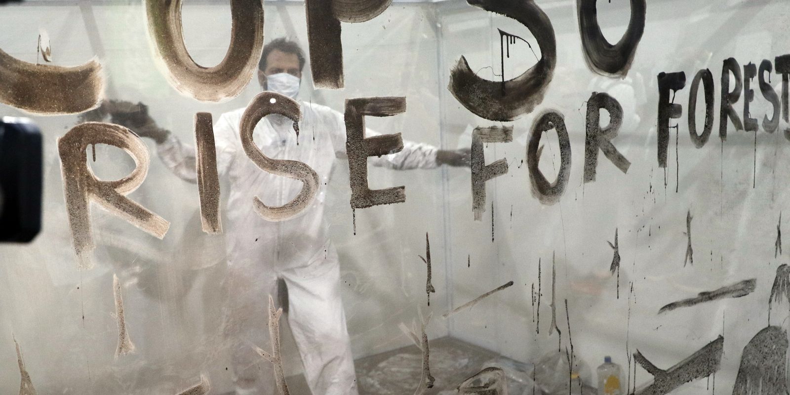 “Cinzas da Amazônia” são usadas em performance de arte na COP30