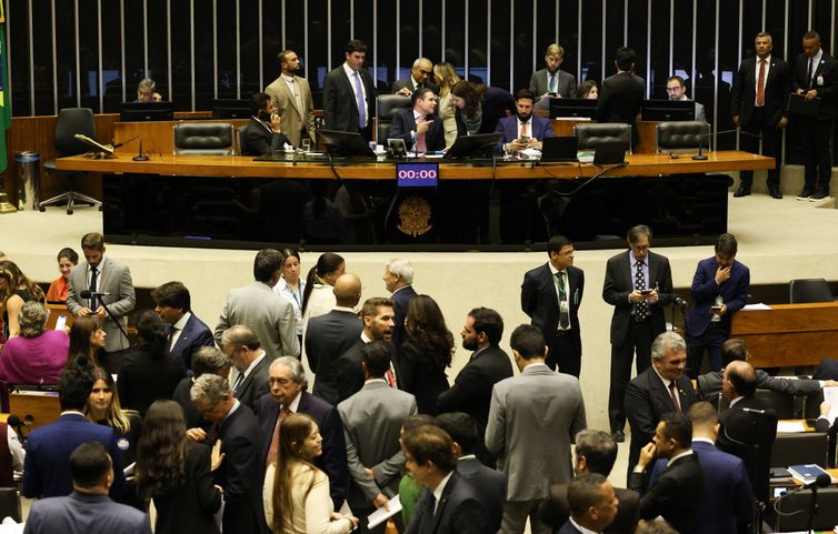 Voz do Trabalhador – Câmara aprova ampliação gradual da licença-paternidade
