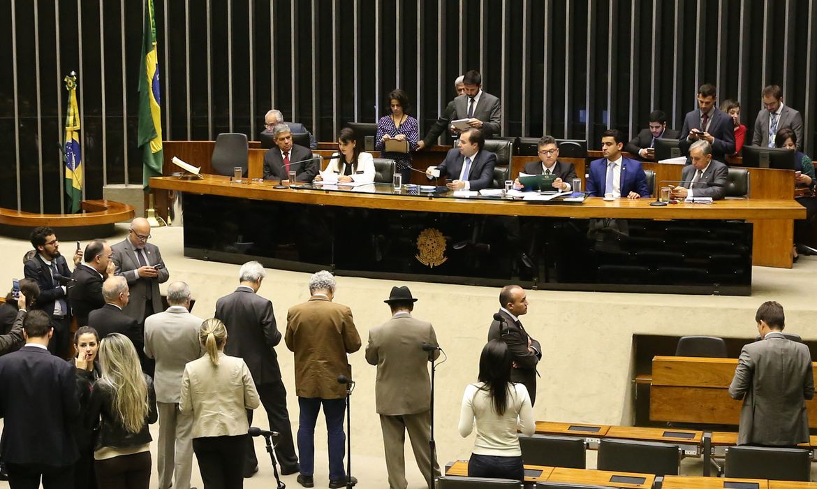 Brasília - Deputada Mariana Carvalho (PSDB-RO), segunda-secretária da Mesa Diretora, lê denúncia contra o presidente Michel Temer no plenário da Câmara (Antonio Cruz/Agência Brasil)