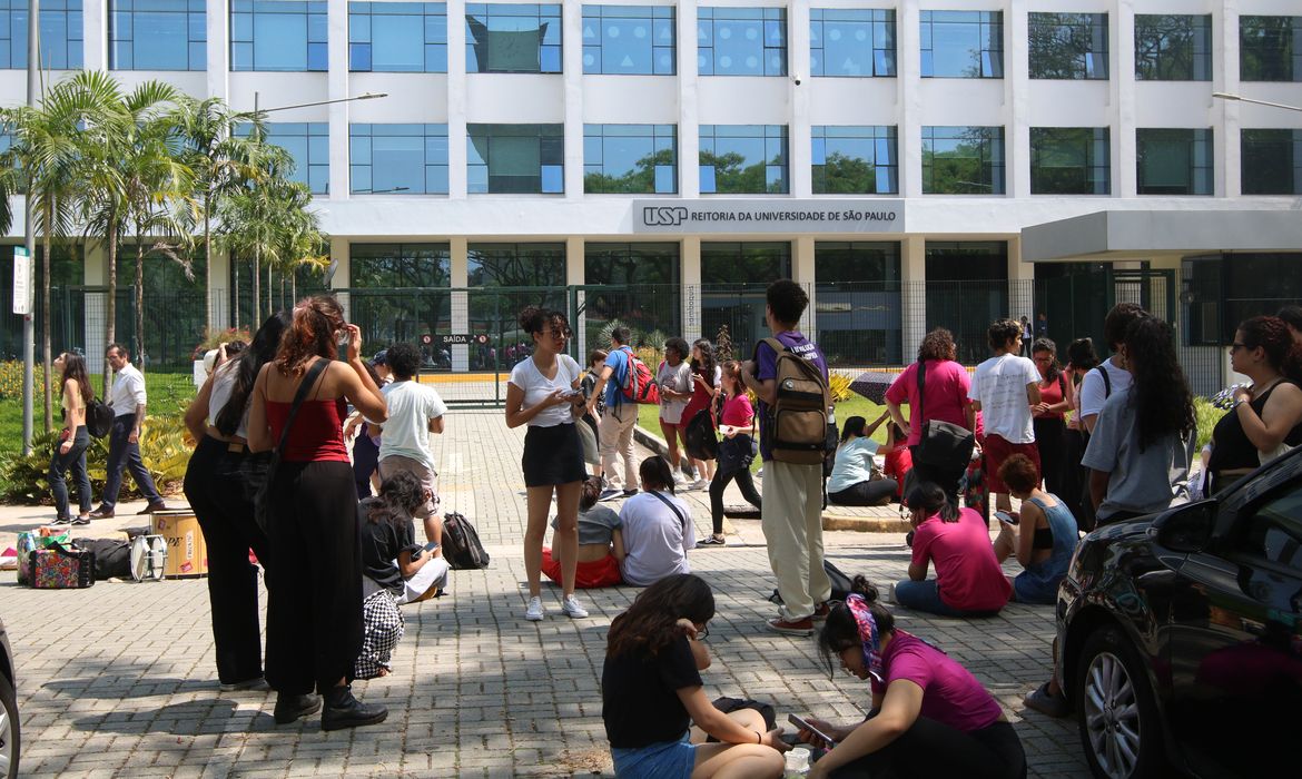 São Paulo (SP), 21/09/2023 - Ato dos estudantes da Universiade de São Paulo - USP em frente a reitoria durante a reunião de negociação da greve. Foto: Rovena Rosa/Agência Brasil