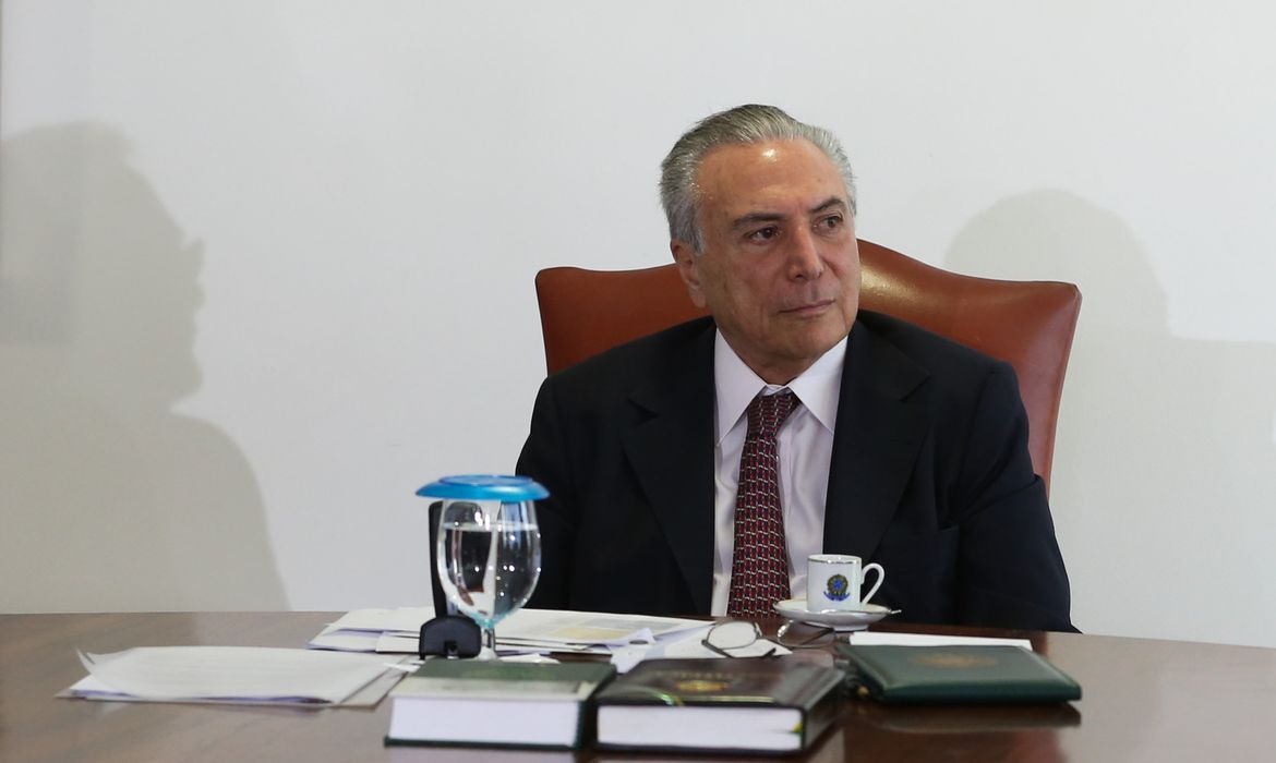Brasília - O presidente interino, Michel Temer, recebe o presidente do Senado, Renan Calheiros, acompanhado por parlamentares, no Palácio do Planalto  (Valter Campanato/Agência Brasil)