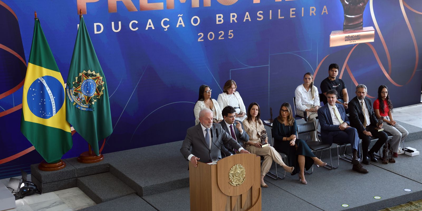 Evasão escolar é questão de Estado, diz Lula na entrega do Prêmio MEC Evasão escolar é questão de Estado, diz Lula na entrega do Prêmio MEC
