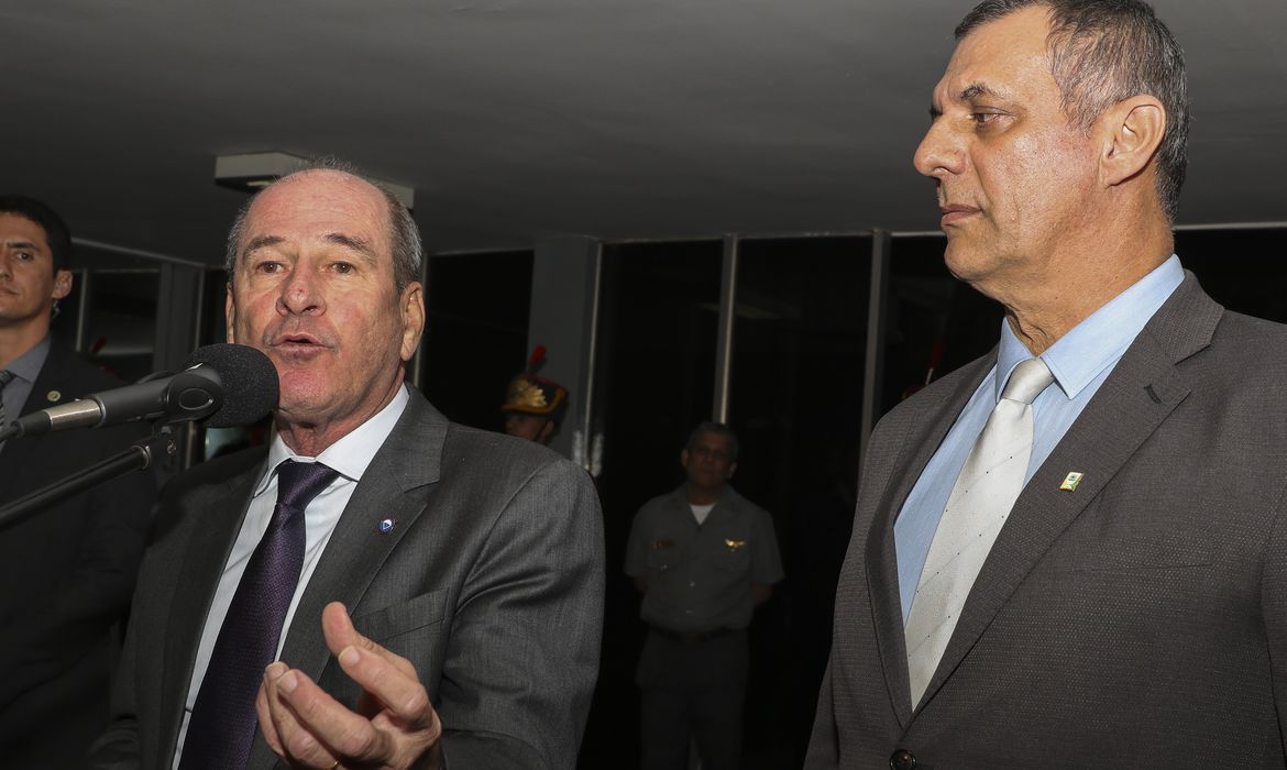 O Ministro da Defesa, Fernando Azevedo e o Porta-voz da Presidência, Otávio Rêgo Barros, falam à imprensa após reunião com o presidente, Jair Bolsonaro e comandantes das forças armadas.