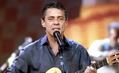 Brasília (DF) 13/06/2025 - Na semana do aniversário de 81 anos do cantor e compositor Chico Buarque, na quinta (19), o programa Samba na Gamboa homenageia o bamba na edição especial deste domingo (15), às 13h, na TV Brasil. A apresentadora Teresa Cristina recebe o sambista mineiro Moyseis Marques para conversar sobre o veterano e interpretar repertório de sucessos. Foto: TV Brasil