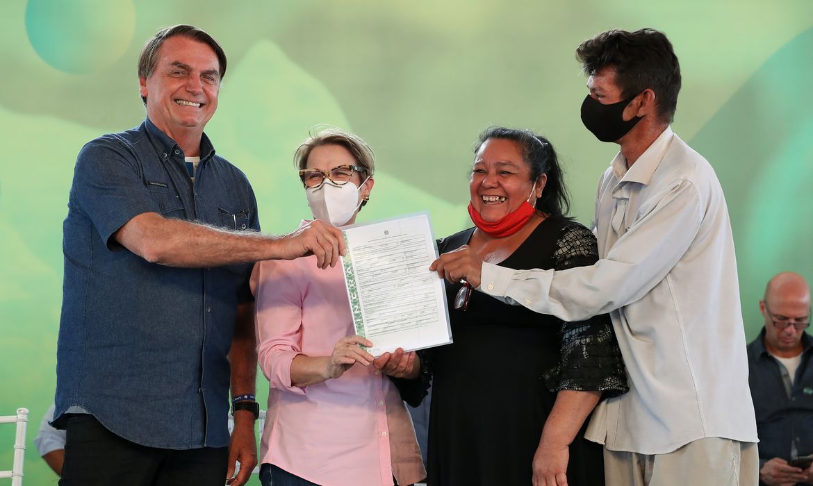 Presidente da República Jair Bolsonaro, durante entrega de título de propriedade rural à senhora Cristina de jesus Aguilar Alves e o senhor Gilson Marcio de Siqueira.
