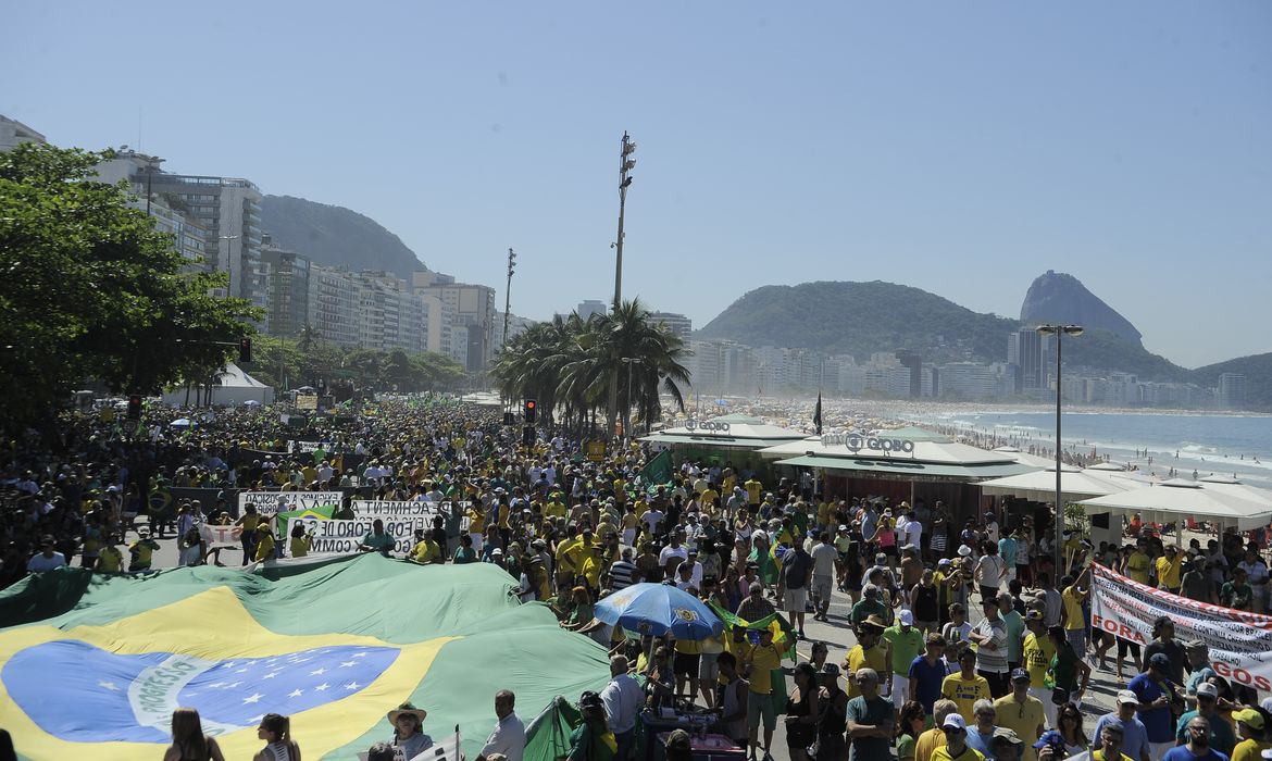 Manifestantes saem em passeata pela orla de Copacabana (Tânia Rêgo/Agência Brasil)
