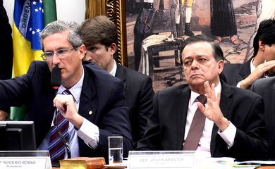 Brasília - Reunião da Comissão Especial do Impeachment, convocada para a leitura do relatório final  (Wilson Dias/Agência Brasil)
