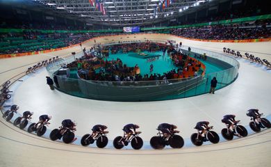 Rio de Janeiro - Foto de múltipla exposição mostra a final da perseguição por equipes feminina de ciclismo, em que a Grã-Bretanha venceu os Estados Unidos e levou medalha de ouro no Velódromo dos Jogos Rio 2016, no Parque Olímpico. 