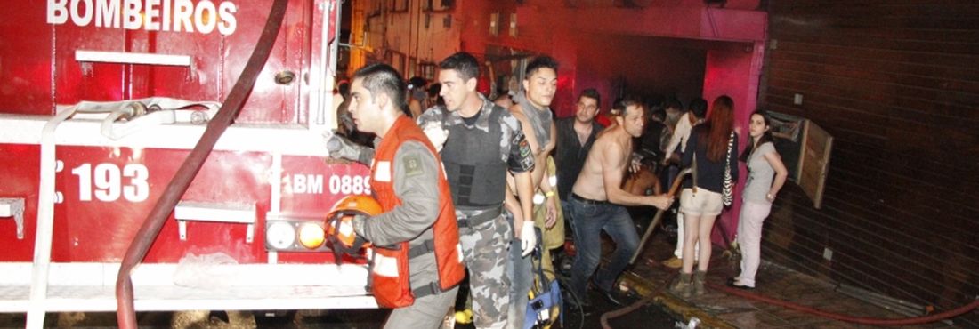 Incêndio em boate deixa centenas de mortos e feridos na cidade. As causas da tragédia ainda estão sendo investigadas Incêndio em boate deixa centenas de mortos e feridos na cidade. As causas da tragédia ainda estão sendo investigadas