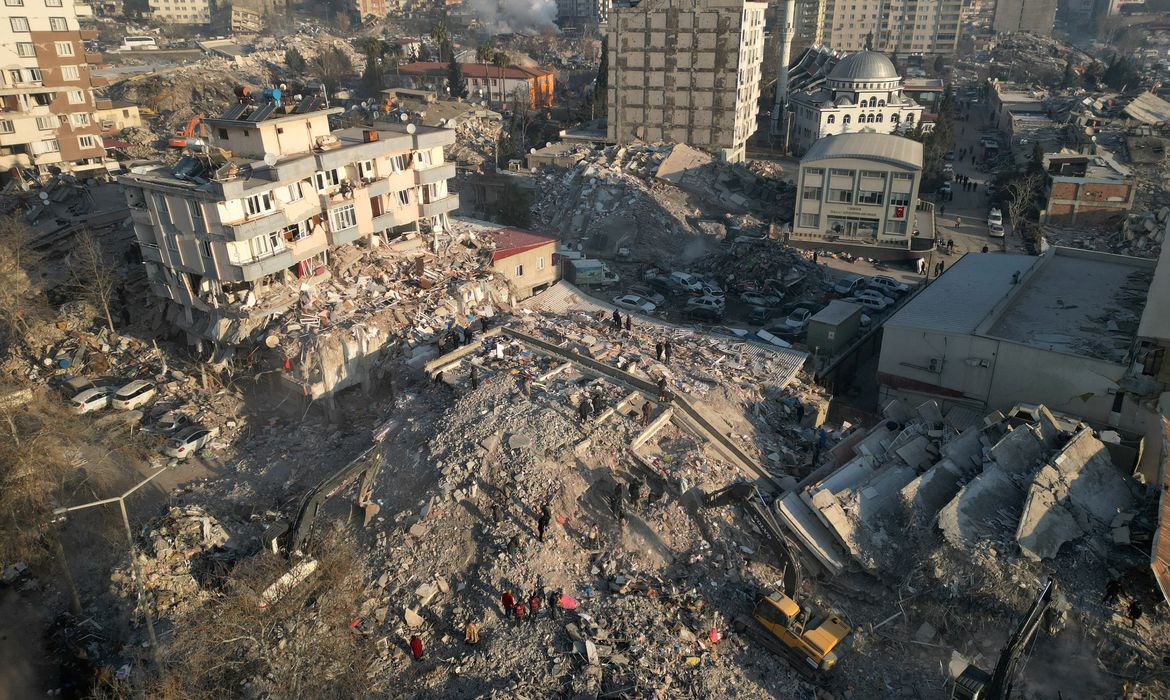 Prédios destruídos por terremotos em Kahramanmaras