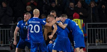Seleção da Islândia comemora gol em jogo pelas eliminatórias da Copa 2018