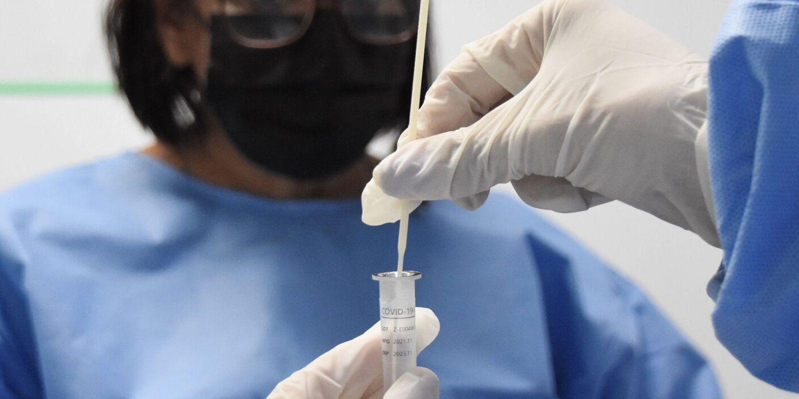 Fiocruz aponta sinais de queda em alta recente da covid-19 no país Fiocruz aponta sinais de queda em alta recente da covid-19 no país