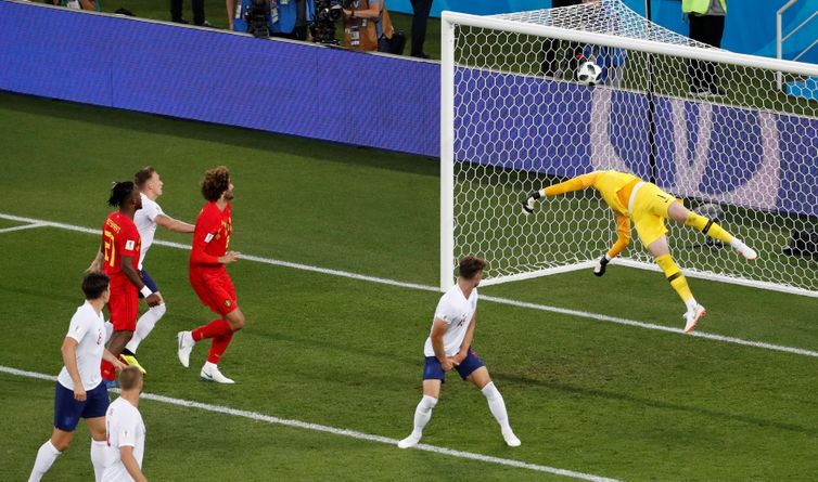 Copa 2018: Inglaterra e Bélgica. Adnan Januzaj, da Bélgica, marca o primeiro gol da equipe.