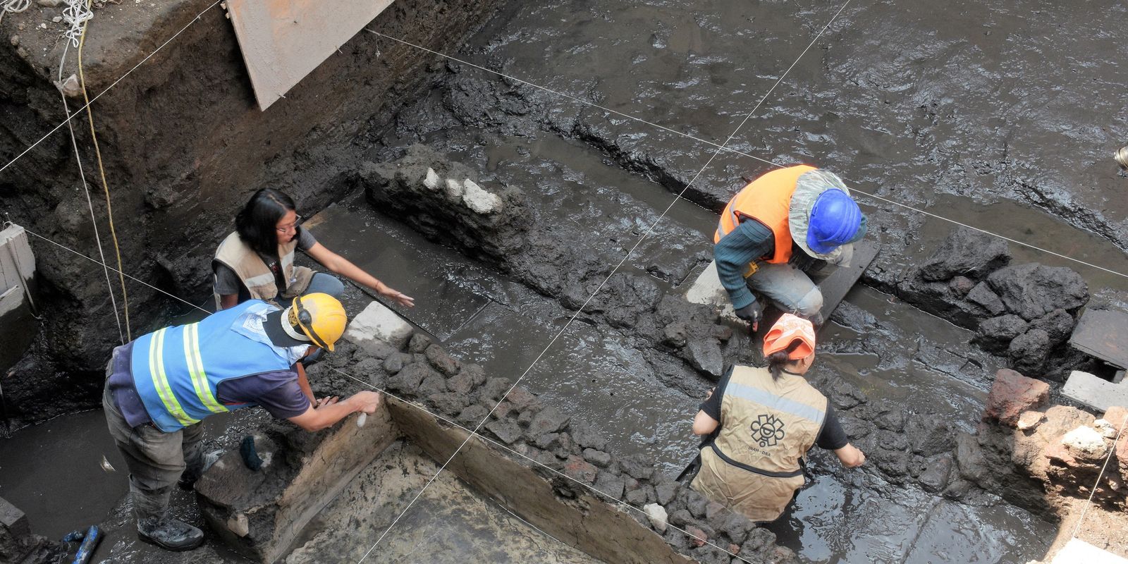 Descubren tumbas de cuatro niños aztecas en México