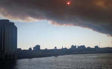 29/05/2023 - Fumaça do incêndio florestal em Halifax, Canadá, em imagem estática obtida de vídeo de mídia social.  28/05/2023 Meenakshi Guchhait/via REUTERS