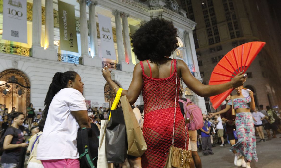 Rio de Janeiro (RJ) 17/11/2023 - Transexuais, travestis e apoiadores participam da segunda edição da Marcha Trans e Travesti, em mobilização por direitos, no centro da cidade. Foto: Fernando Frazão/Agência Brasil
