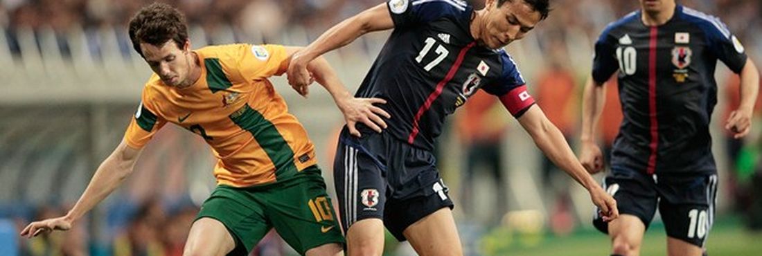 Robbie Kruse, jogador da Austrália, disputa bola com o japonês Makoto Hasebe