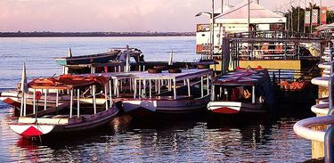 Barcos típicos dos rios da Amazônia brasileira, aqui na Orla Sebastian Miranda, rio Tocantins, em Maraba, Pará