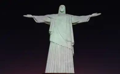 A estátua do Cristo Redentor, no Corcovado, ganha nova iluminação com tecnologia LED e controle informatizado.