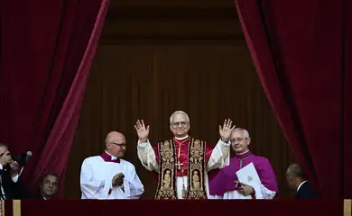 Newly elected Pope Leo XIV, Cardinal Robert F. Prevost of the U.S., appears on the balcony of St. Peter's Basilica at the Vatican, May 8, 2025. REUTERS/DYLAN MARTINEZ