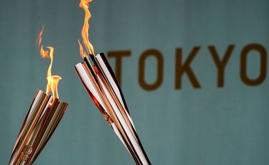 Tochas olímpicos durante cerimônia de acendimento em Tóquio - fogo - chama olímpica