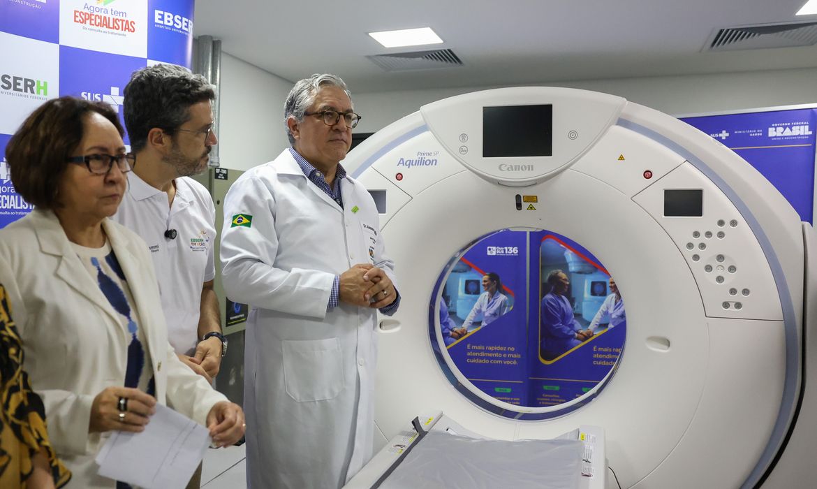 Jose Cruz/Agência Brasil Brasília (DF), 31/05/2025 - O ministro da Saúde, Alexandre Padilha, participa da entrega de equipamentos para o mutirão de múltiplas cirurgias no hospital universitário de Brasília (HUB-UnB), vinculado à empresa brasileira de serviços hospitalares (Ebserh). A ação, que prevê a realização de cirurgias e exames de coloproctologia, integra o Agora Tem Especialista, programa que visa reduzir o tempo de espera por exames, cirurgias e atendimentos especializados no SUS .
Foto: Jose Cruz/Agência Brasil